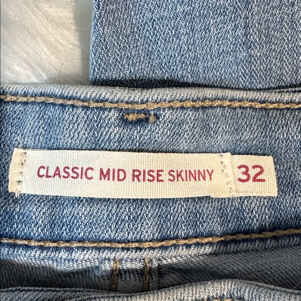 Levi's Classic Denim Jeans in Light Blue - Picture 4 of 8
